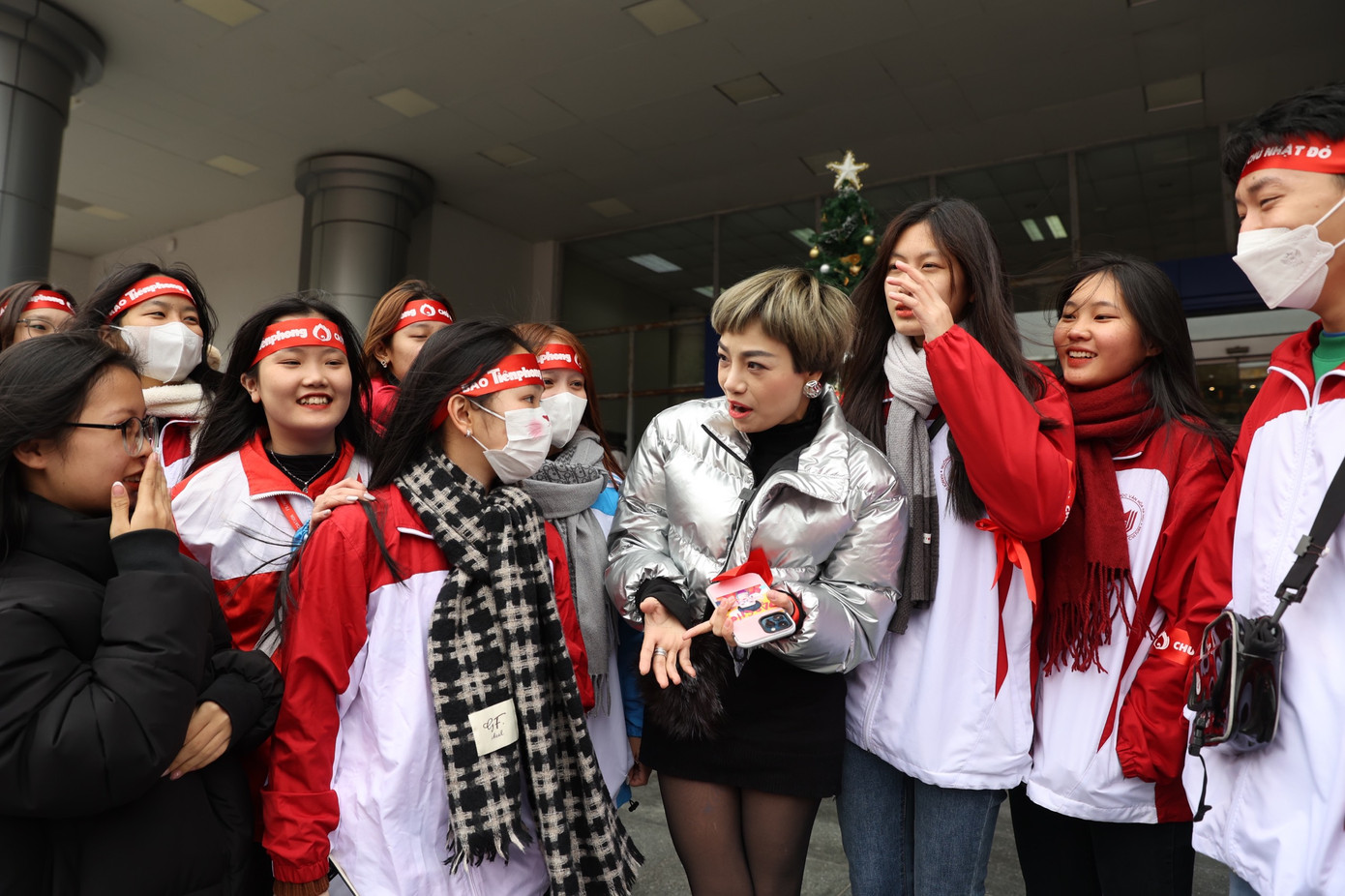 Ca sĩ Ngọc Khuê giao lưu cùng các bạn sinh viên. Tôi luôn tâm niệm làm những điều có ích cho xã hội. Tôi muốn giúp đỡ những người bệnh, những hoàn cảnh khó khăn, đặc biệt là phụ nữ và trẻ em. Vì vậy, Ngọc Khuê muốn kết nối các nghệ sĩ lại để cùng chung tay làm điều ý nghĩa”, nữ ca sĩ nói.