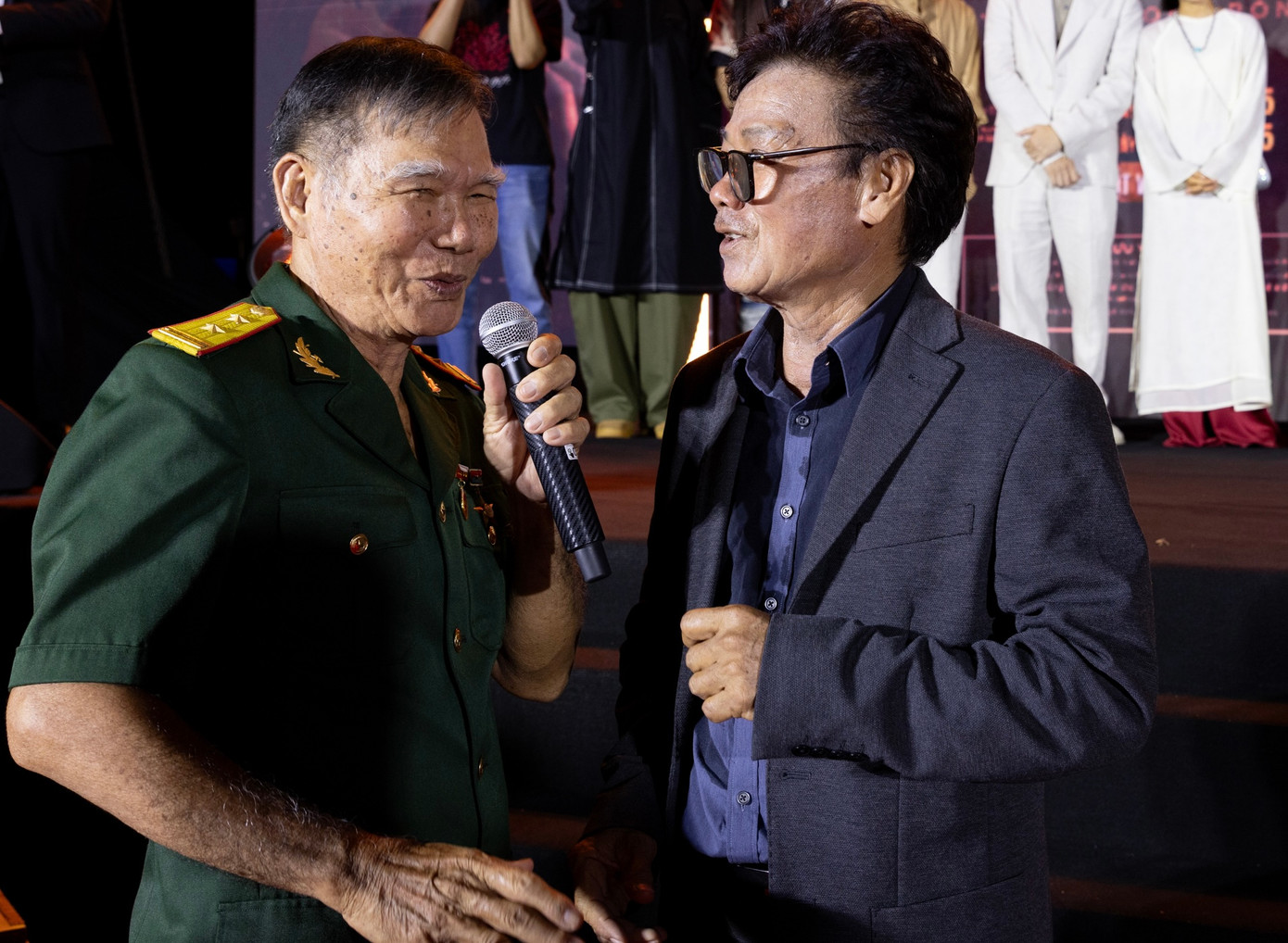 Anh hùng lực lượng vũ trang nhân dân Tô Văn Đực (trái) và nghệ sĩ Cao Minh. Anh hùng lực lượng vũ trang nhân dân Tô Văn Đực (trái) và nghệ sĩ Cao Minh.
