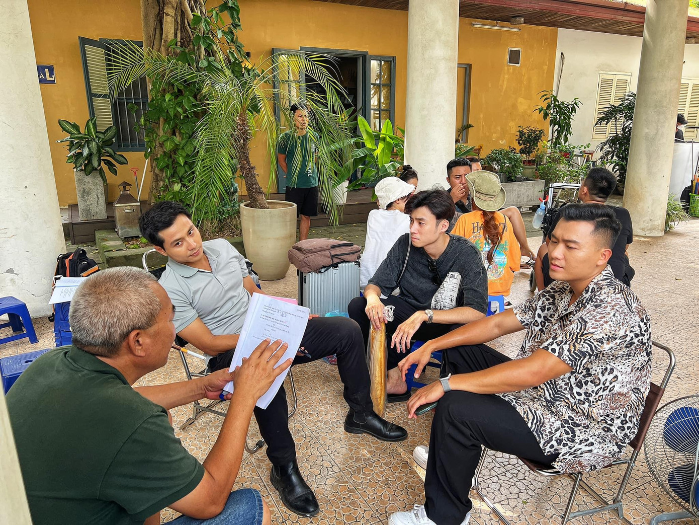 Nam diễn viên 9x tập thoại cùng Thanh Sơn, Xuân Phúc và đạo diễn Nguyễn Danh Dũng.