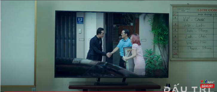 Camera ghi lại rõ nét cảnh vợ chồng ông Túng nhận quà từ Tuấn.