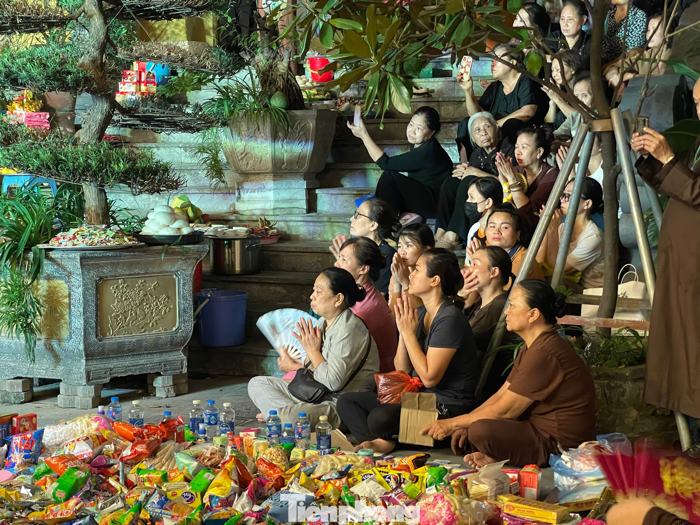 Phật tử ngồi kín khuôn viên của chùa Quán Sứ trong suốt buổi lễ Mông sơn thí thực.