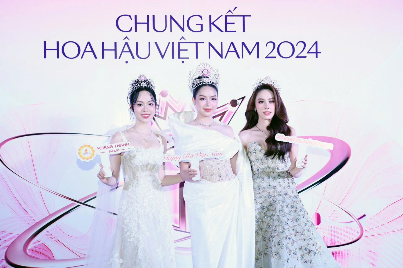 Tối 27/6, Hoa hậu Việt Nam 2022 Huỳnh Thị Thanh Thủy, Á hậu Trịnh Thùy Linh, Á hậu Lê Nguyễn Ngọc Hằng có mặt từ sớm tại thảm đỏ Hoa hậu Việt Nam 2024. 2 năm sau khi đăng quang, 3 người đẹp gặt hái được những thành công trên đấu trường nhan sắc quốc tế cũng như có sự trưởng thành về con đường học tập, sự nghiệp.