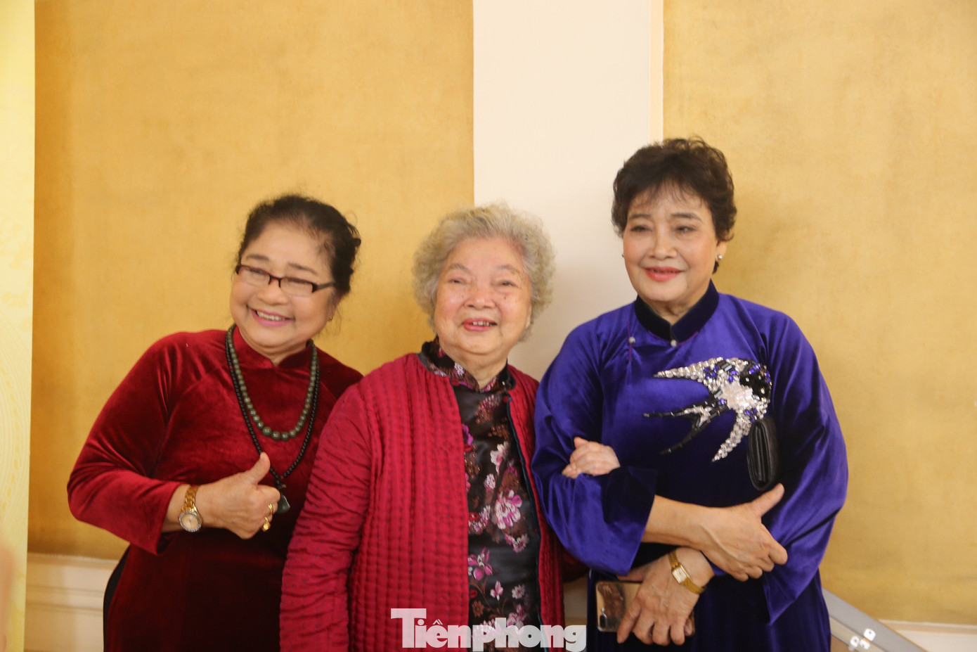 Các nghệ sĩ Kim Xuyến, Lê Mai, Thanh Tú (từ trái qua) rạng rỡ trong ngày vui.