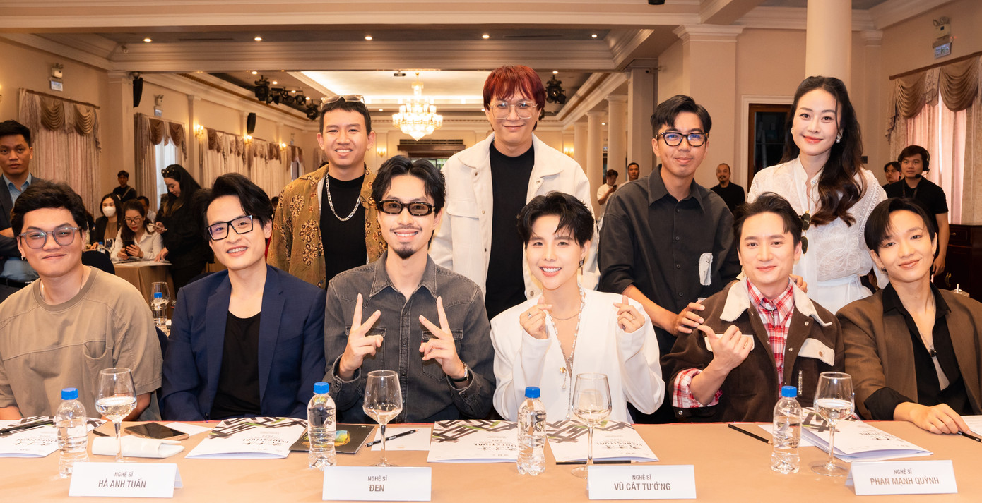 Ban tổ chức và các nghệ sĩ góp mặt trong đêm nhạc ở Ninh Bình.