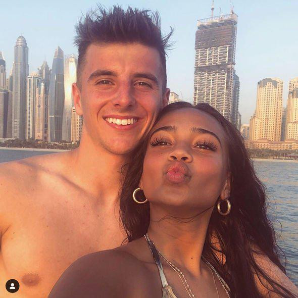 Chloe Wealleans- Watts và Mason Mount quen nhau từ năm 2017, trong một kì nghỉ dưỡng tại Dubai. Sau đó, cả hai chính thức hẹn hò cho đến tận bây giờ