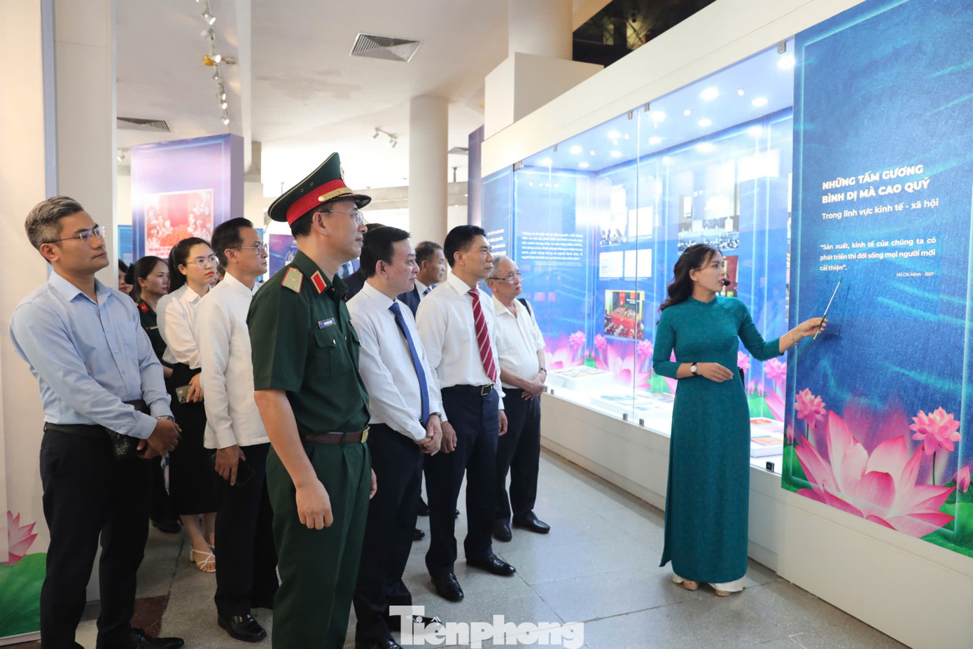 Không gian triển lãm tại Bảo tàng Hồ Chí Minh thu hút nhiều khách tham quan.