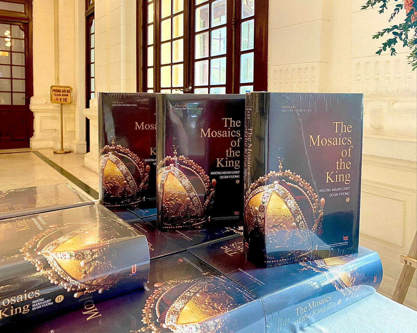 Những mảnh ghép Quân vương II dày hơn 1.000 trang. Những mảnh ghép Quân vương II dày hơn 1.000 trang.