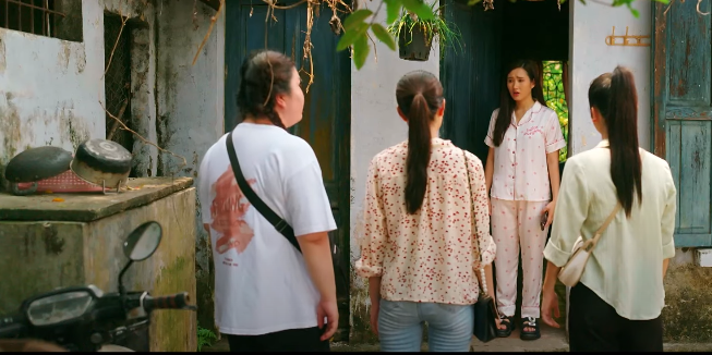 Đồng nghiệp của Hoài muốn đuổi Nhung khỏi xóm trọ. Ảnh: CMH.