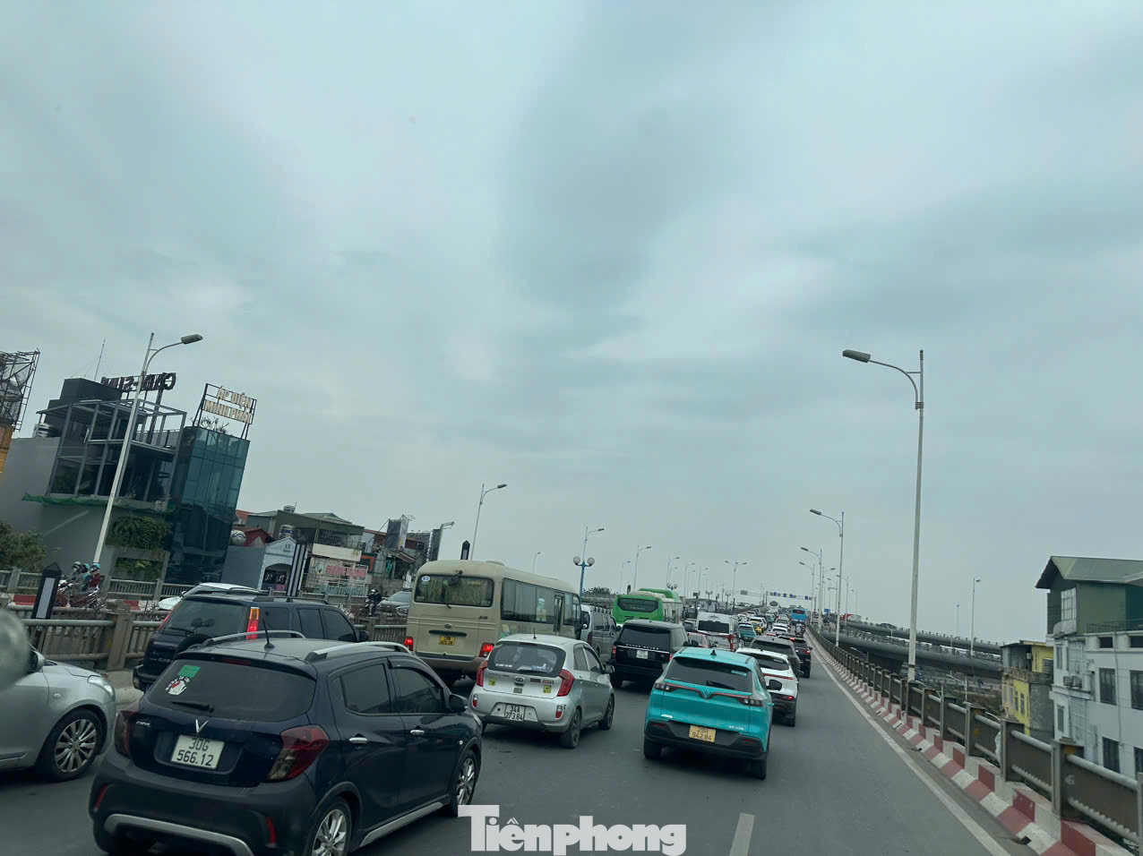 Giao thông tắc nghẽn trên cầu Vĩnh Tuy, hướng từ nội thành đi Ocean Park.