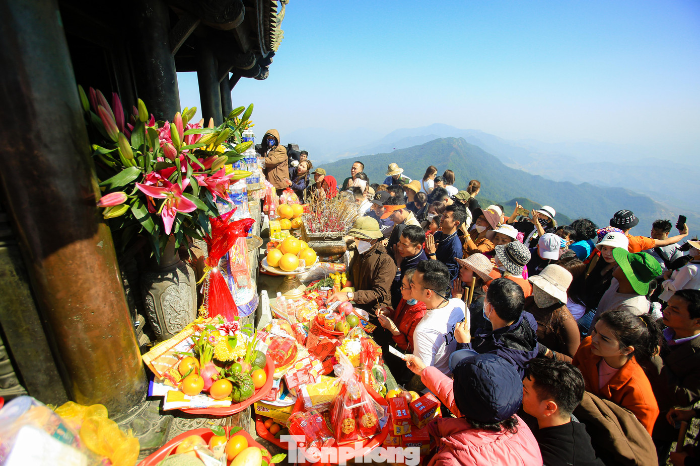 Ông Lê Trọng Thanh, Phó Giám đốc Công ty Phát triển Tùng Lâm - Yên Tử cho hay tính từ mùng 1 đến mùng 9 Tết năm Quý Mão 2023, Yên Tử đón hơn 150.000 lượt khách đến tham quan, lễ Phật. “Đây là tín hiệu vui cho sự khởi đầu trở lại của Lễ hội Xuân Yên Tử. Lượng khách đến Yên Tử đã đạt khoảng 80% so với năm 2018 và 90% so với năm 2019", ông Lê Trọng Thanh nói. Ảnh: TRỌNG TÀI.