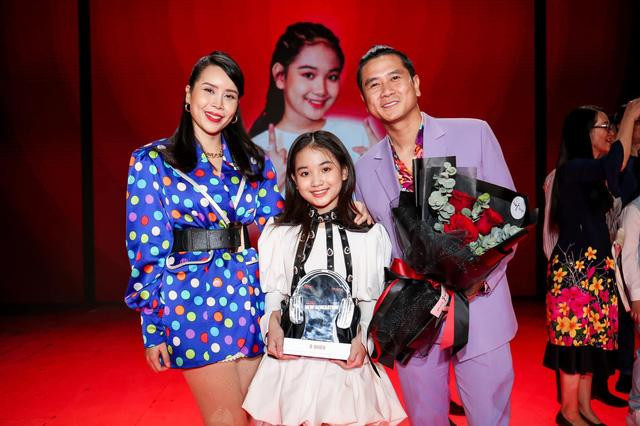 Không chỉ là gương mặt diễn viên nhí triển vọng, Hà Anh còn xuất sắc giành ngôi vị Á quân của cuộc thi Giọng hát Việt nhí 2021. Song song với ca hát và diễn xuất, diễn viên nhí cho biết vẫn luôn hoàn thành tốt việc học tập ở trường Không chỉ là gương mặt diễn viên nhí triển vọng, Hà Anh còn xuất sắc giành ngôi vị Á quân của cuộc thi Giọng hát Việt nhí 2021. Song song với ca hát và diễn xuất, diễn viên nhí cho biết vẫn luôn hoàn thành tốt việc học tập ở trường