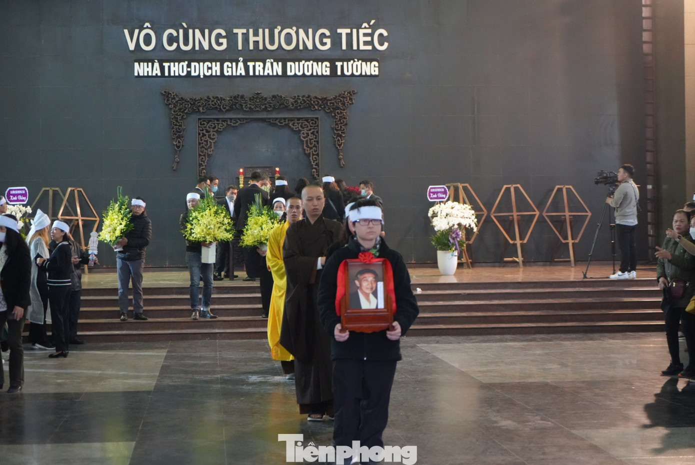 Dương Tường là dịch giả tầm cỡ, có công chuyển ngữ nhiều phẩm lớn của văn học thế giới. Ông được kính nể vì sự am tường văn hóa, là cây viết phê bình văn học, mỹ thuật được giới chuyên môn đánh giá cao. Trong điếu văn tiễn biệt, Dương Tường được vinh danh là một trong những người không bao giờ biết đến tuổi già trong tâm hồn, không bao giờ trở thành người già về tinh thần, bởi bên trong Dương Tường luôn cháy mãi ngọn lửa tình yêu, ngọn lửa sáng tạo. Ảnh: TRỌNG QUÂN.