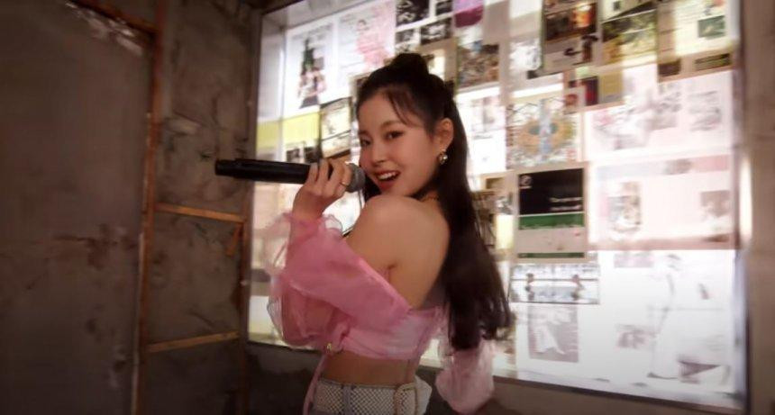 Biểu cảm và thần thái đầy cuốn hút của nữ thần tượng 10x.