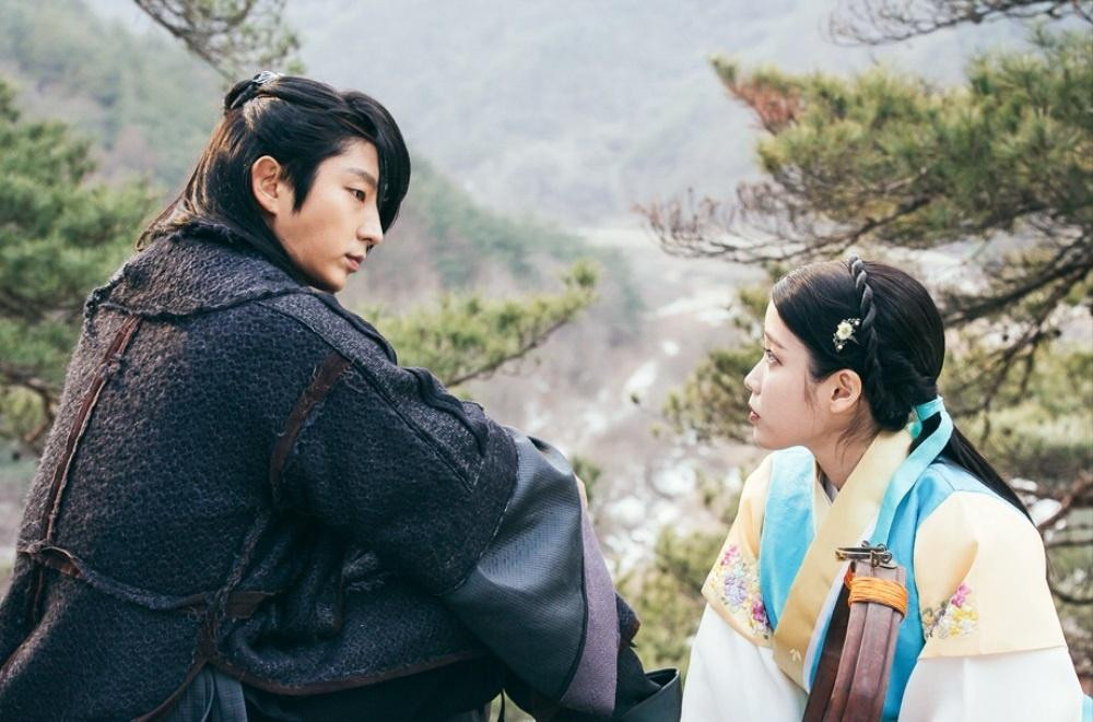 Xếp ngay sau Hạ cánh nơi anh là Người tình ánh trăng - phim có sự góp mặt của Lee Jun Ki và IU. Phim lên sóng vào năm 2016, kể về câu chuyện tình yêu và cuộc chiến giành quyền lực giữa các hoàng tử nước Cao Ly. Người tình ánh trăng cũng được coi là một trong những phim cổ trang Hàn nổi tiếng nhất đối với khán giả quốc tế