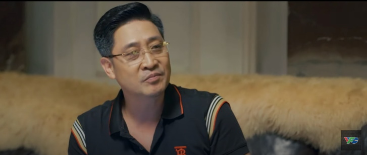 Bố dượng Lam muốn hỏi ý kiến Vũ về thị trường dược hiện nay.