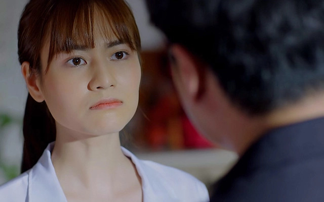 Nữ chính nhận nhiều chỉ trích vì cách hành xử vô lý. Nữ chính nhận nhiều chỉ trích vì cách hành xử vô lý.