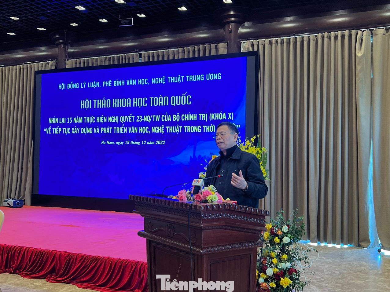 GS.TS Trần Thanh Hiệp khẳng định tầm quan trọng của lý luận phê bình đối với văn học nghệ thuật. Ảnh: NGỌC ÁNH.