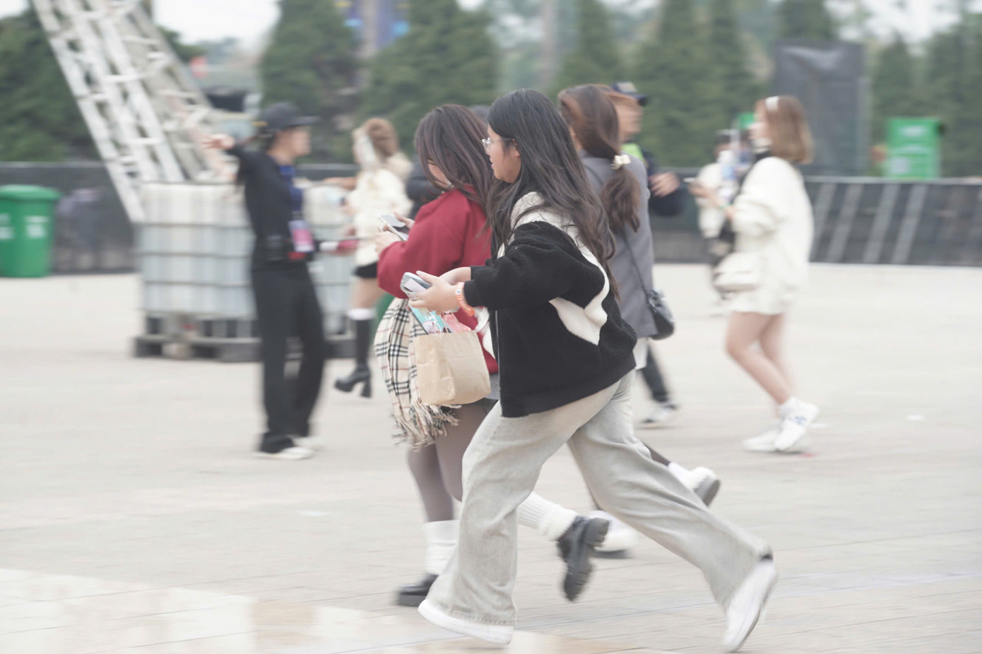 Sau đêm diễn 7/12, BTC Anh trai say hi nói xin lỗi khán giả vì một số sự cố như khán giả ở khu vực đứng ngất xỉu, pháo hoa bay thẳng xuống khu fanzone. Khán giả bị pháo bay trúng vào tay cho biết bị bỏng hai tay. Đơn vị tổ chức đã kê đơn thuốc, tặng vé xem concert tối 9/12 để bù đắp.