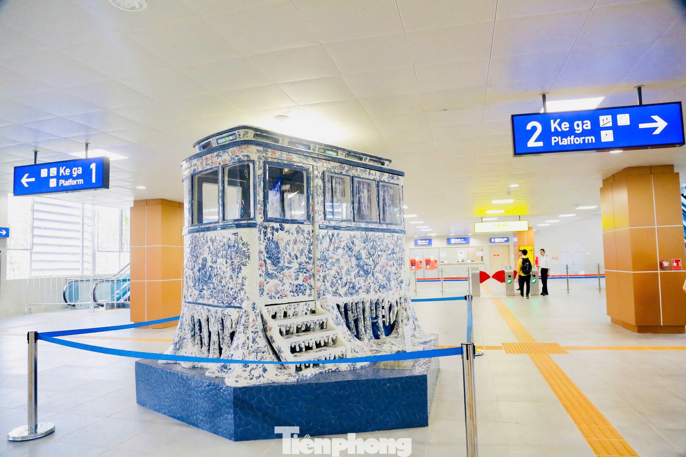 Tác giả cho biết toa tàu lấy cảm hứng từ thiết kế tàu điện Leng keng Hà Nội đầu thế kỷ XX, kỳ vọng đây là sợi dây kết nối giữa quá khứ và hiện tại khi được trưng bày tại tầng trung chuyển của nhà ga S8.