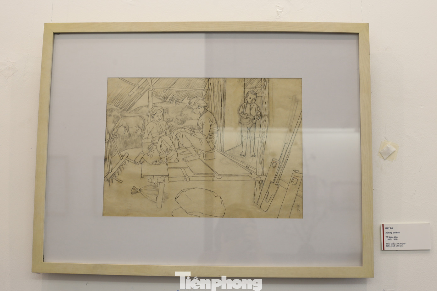 Tác phẩm May áo (1954) - một trong những bức họa cuối của họa sĩ Tô Ngọc Vân. Tác phẩm May áo (1954) - một trong những bức họa cuối của họa sĩ Tô Ngọc Vân.