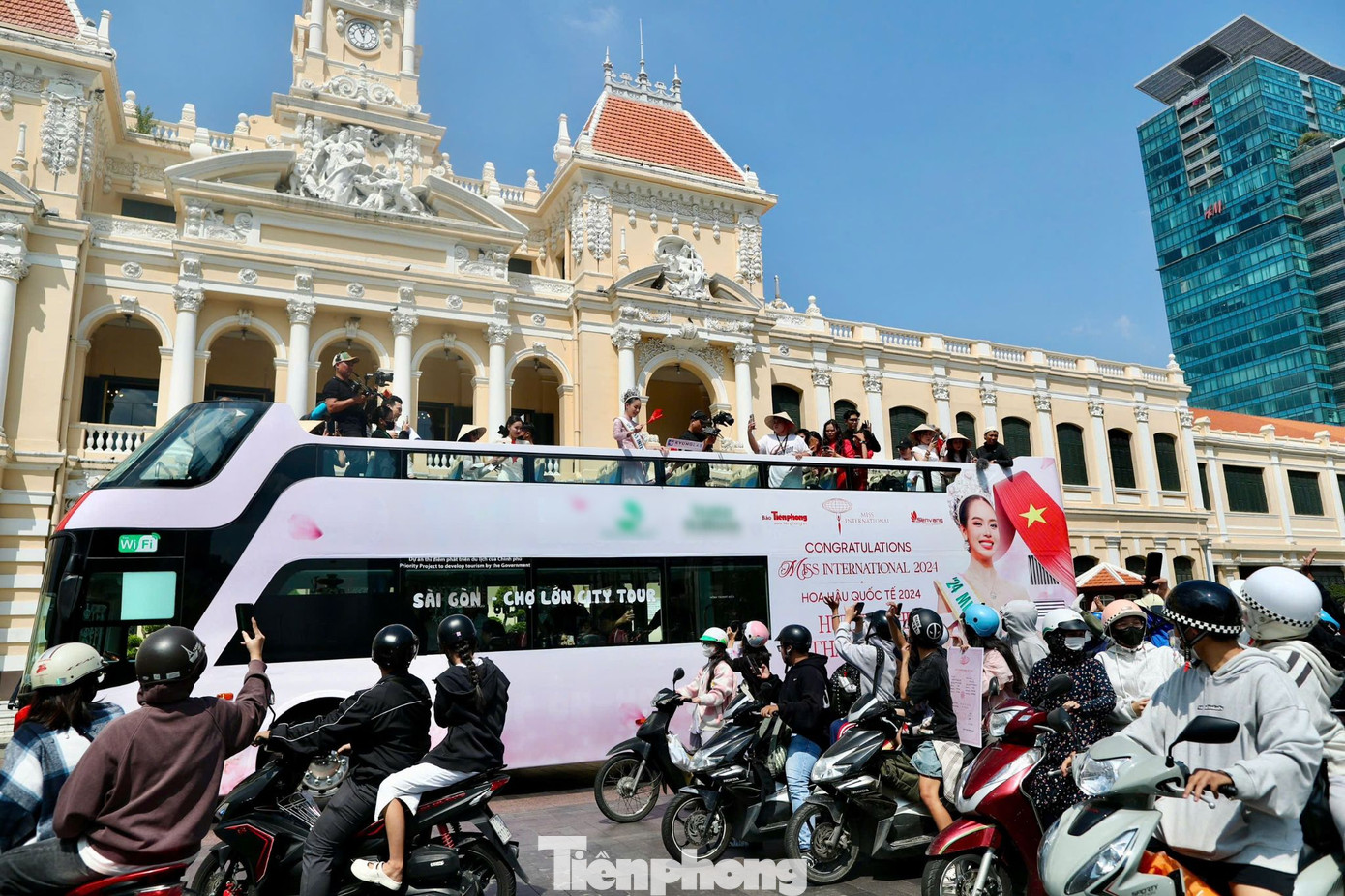 Người hâm mộ vây quanh xe diễu hành của Thanh Thủy khi dừng chân tại trụ sở UBND TPHCM. Người hâm mộ vây quanh xe diễu hành của Thanh Thủy khi dừng chân tại trụ sở UBND TPHCM.