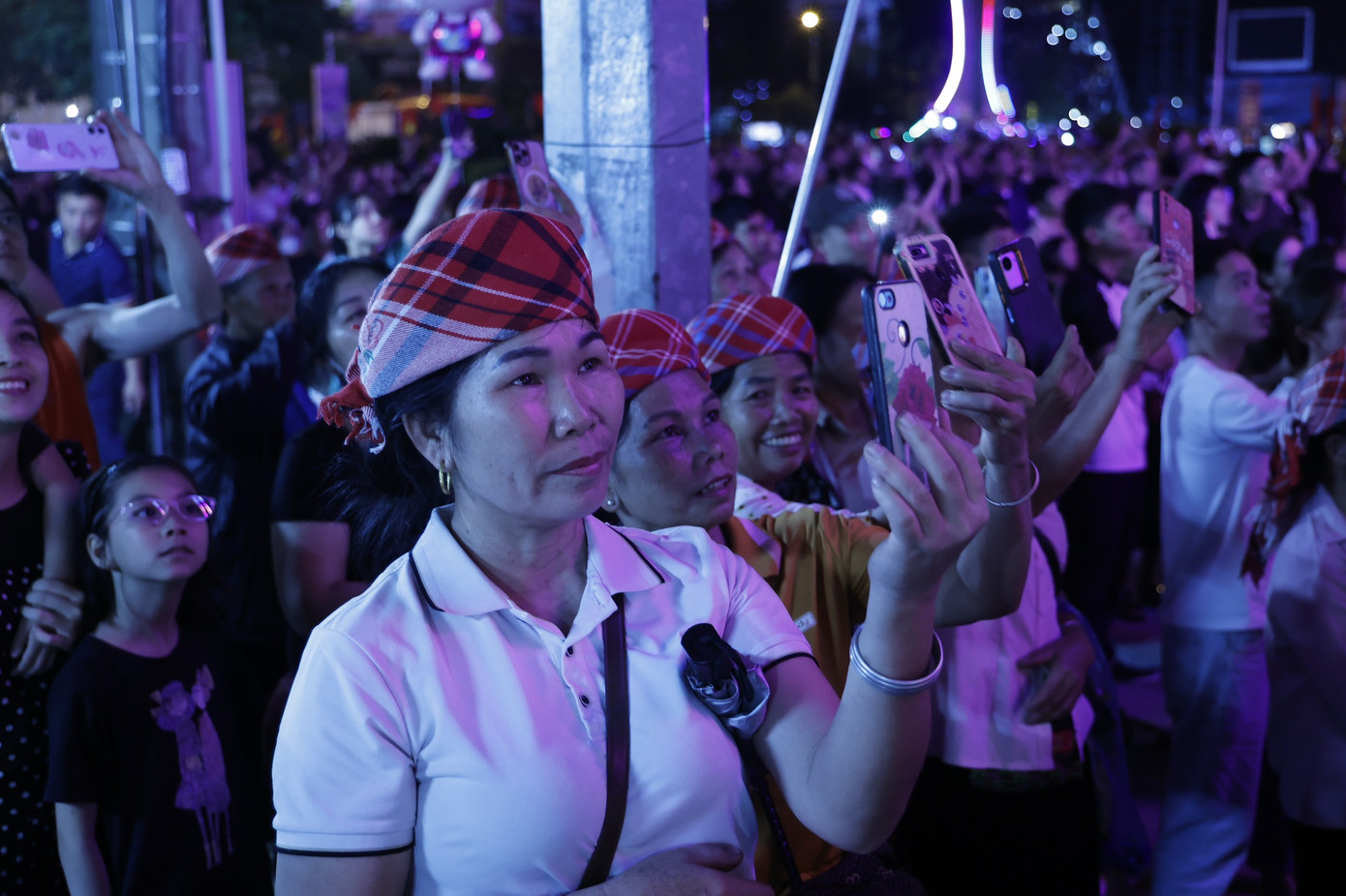 Nhiều người tranh thủ dùng điện thoại để ghi lại khoảnh khắc pháo hoa rực rỡ trên bầu trời Điện Biên trong những ngày tháng 5 lịch sử.
