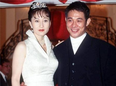 Sau nhiều ồn ào tình ái với tài tử Nghê Khuông, "ông trùm" Hà Hồng Sân, Lợi Trí cuối cùng cũng tìm được bến đỗ cuộc đời bên ngôi sao võ thuật Lý Liên Kiệt. Được nam tài tử yêu chiều hết mực, Hoa hậu châu Á từng tuyên bố: "Gả cho anh ấy, tôi không uổng phí cuộc đời này" Sau nhiều ồn ào tình ái với tài tử Nghê Khuông, "ông trùm" Hà Hồng Sân, Lợi Trí cuối cùng cũng tìm được bến đỗ cuộc đời bên ngôi sao võ thuật Lý Liên Kiệt. Được nam tài tử yêu chiều hết mực, Hoa hậu châu Á từng tuyên bố: "Gả cho anh ấy, tôi không uổng phí cuộc đời này"