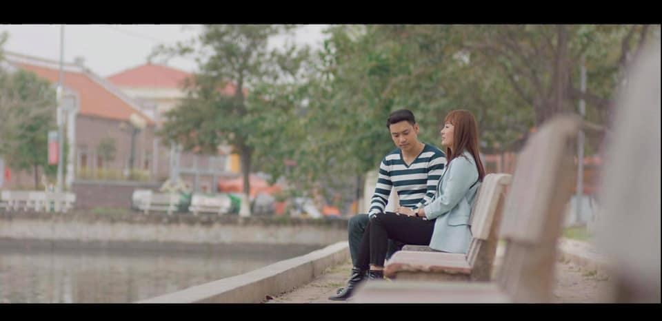 Sau đó, Duy Khoa và Thanh Hương có nhiều phân cảnh tình cảm khi Việt và Lệ đã chính thức đến với nhau. Anh chàng cán bộ huyện chăm chỉ đón đưa, dẫn Lệ đi gặp gỡ bạn bè và khẳng định mối quan hệ của cả hai với bố mẹ Sau đó, Duy Khoa và Thanh Hương có nhiều phân cảnh tình cảm khi Việt và Lệ đã chính thức đến với nhau. Anh chàng cán bộ huyện chăm chỉ đón đưa, dẫn Lệ đi gặp gỡ bạn bè và khẳng định mối quan hệ của cả hai với bố mẹ