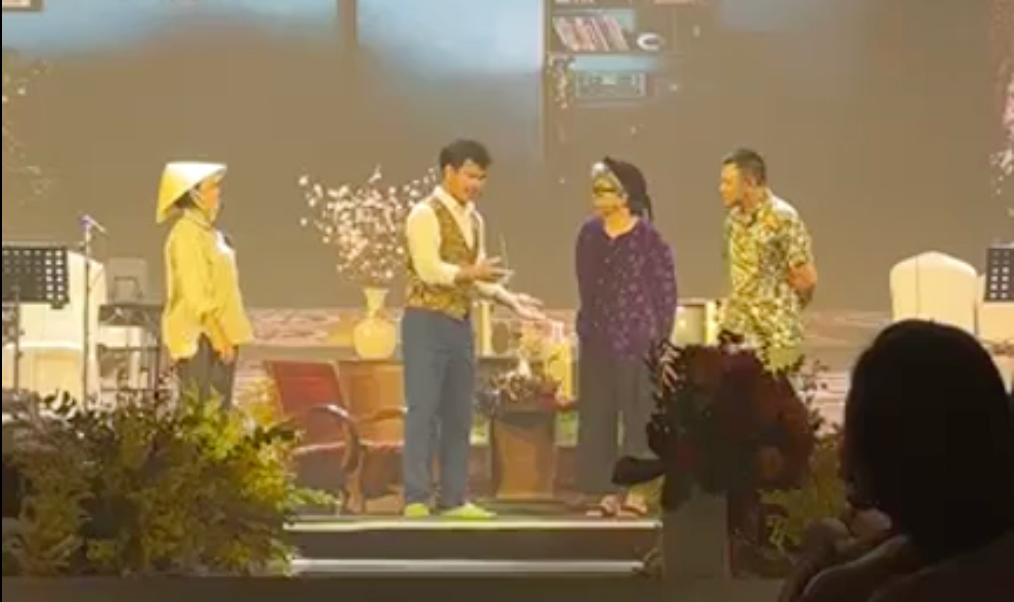 Anh Thơ trổ tài diễn kịch cùng NSND Xuân Bắc, NSND Tự Long và danh hài Xuân Hinh.