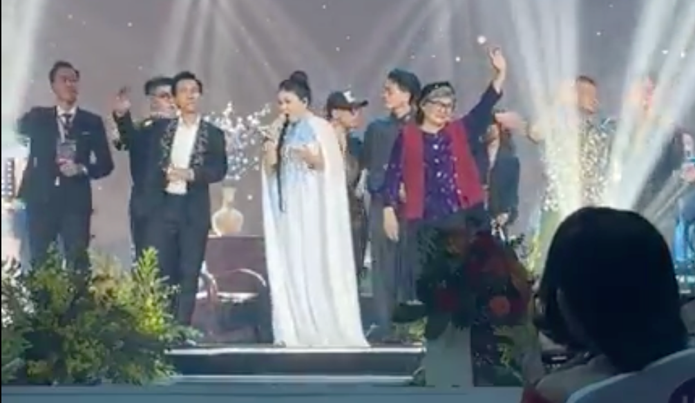 Anh Thơ trổ tài diễn kịch cùng NSND Xuân Bắc, NSND Tự Long và danh hài Xuân Hinh.