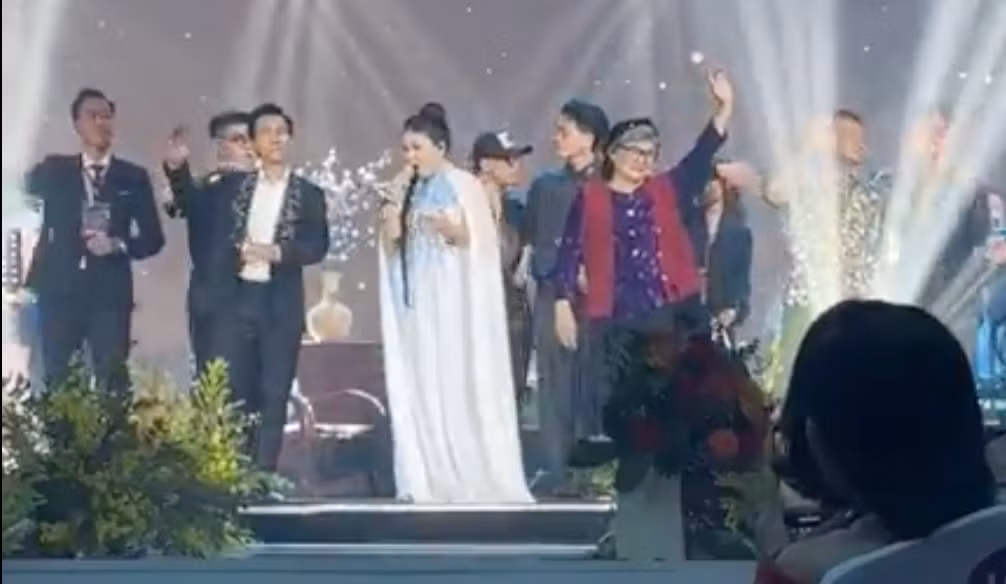 Anh Thơ trổ tài diễn kịch cùng NSND Xuân Bắc, NSND Tự Long và danh hài Xuân Hinh.