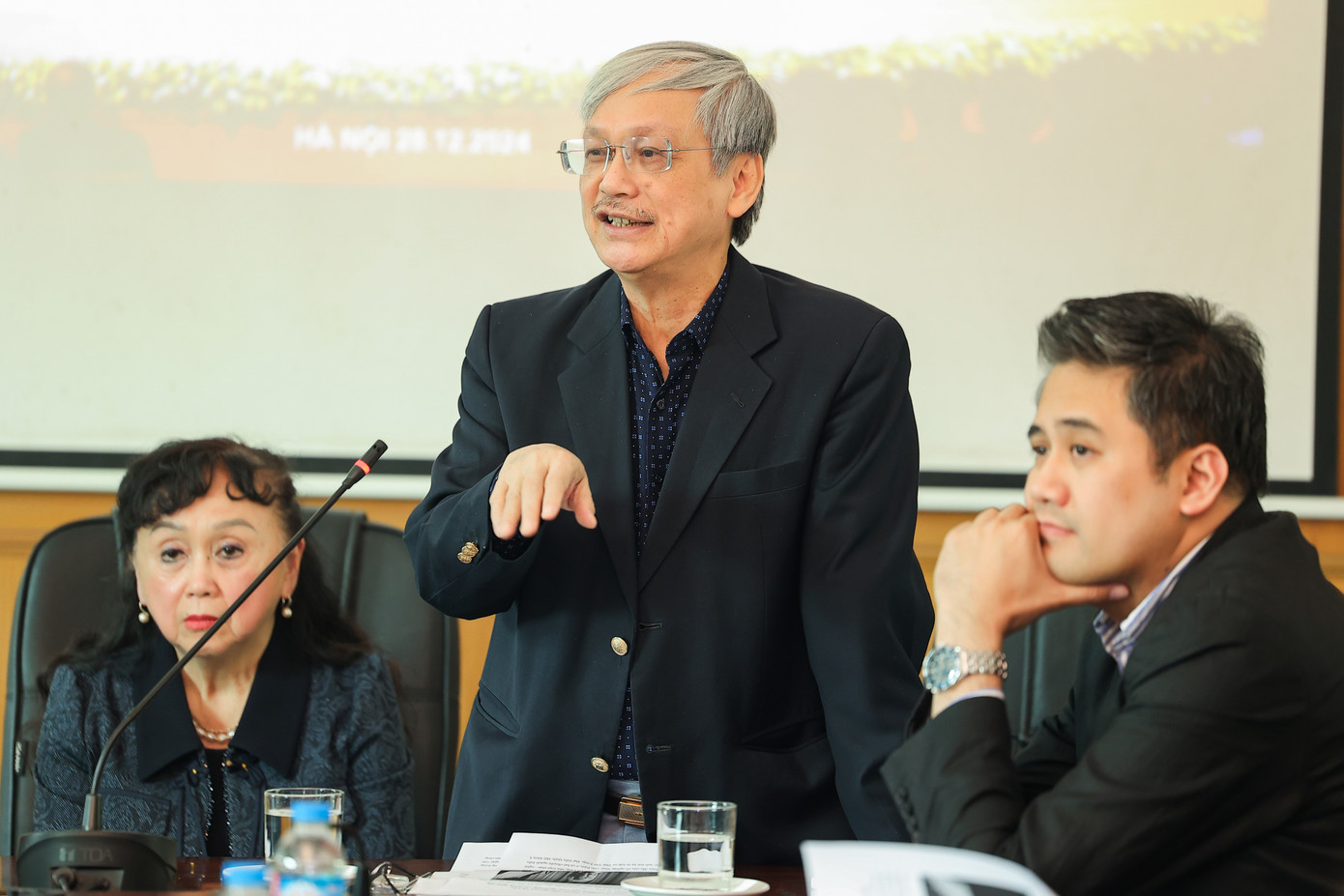 Ông Trần Thanh Bình (giữa) nói về đêm nhạc tưởng nhớ nghệ sĩ Thái Thị Liên.