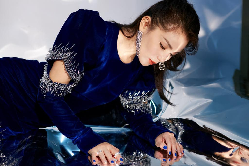 Nữ diễn viên lựa chọn trang sức, phụ kiện phù hợp với tông màu và kiểu dáng của bộ trang phục. Ở tuổi ngoài 40, Lưu Đào vẫn cho thấy mình là một trong những "người đẹp không tuổi" của làng giải trí Hoa ngữ. Nữ diễn viên lựa chọn trang sức, phụ kiện phù hợp với tông màu và kiểu dáng của bộ trang phục. Ở tuổi ngoài 40, Lưu Đào vẫn cho thấy mình là một trong những "người đẹp không tuổi" của làng giải trí Hoa ngữ.