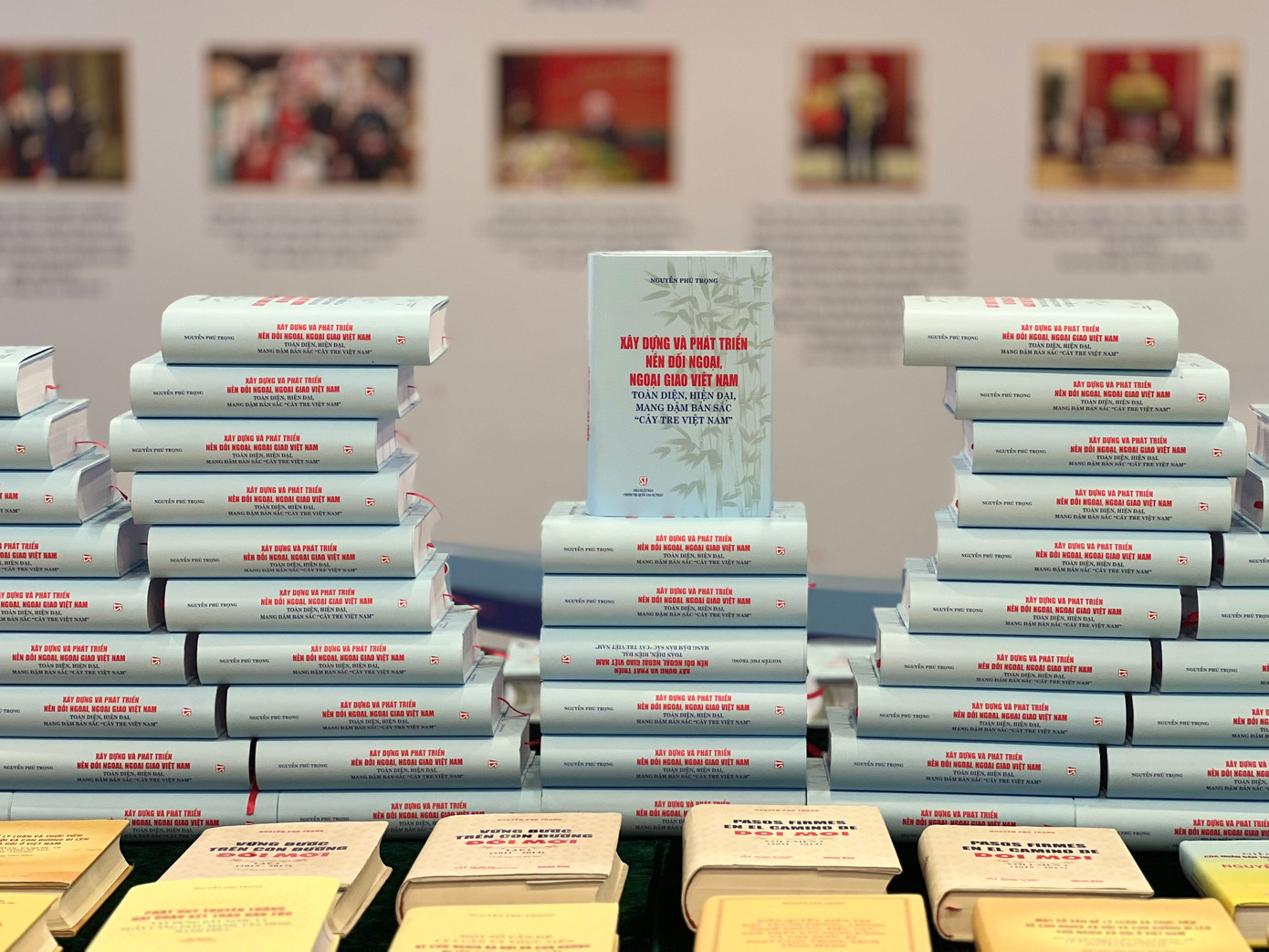 Các bài nói, bài viết, bài phát biểu, trả lời phỏng vấn, thư, điện... của Tổng Bí thư Nguyễn Phú Trọng được tuyển chọn trong cuốn sách là sự tổng kết những bài học kinh nghiệm có giá trị của công tác đối ngoại, ngoại giao Việt Nam. Các bài nói, bài viết, bài phát biểu, trả lời phỏng vấn, thư, điện... của Tổng Bí thư Nguyễn Phú Trọng được tuyển chọn trong cuốn sách là sự tổng kết những bài học kinh nghiệm có giá trị của công tác đối ngoại, ngoại giao Việt Nam.