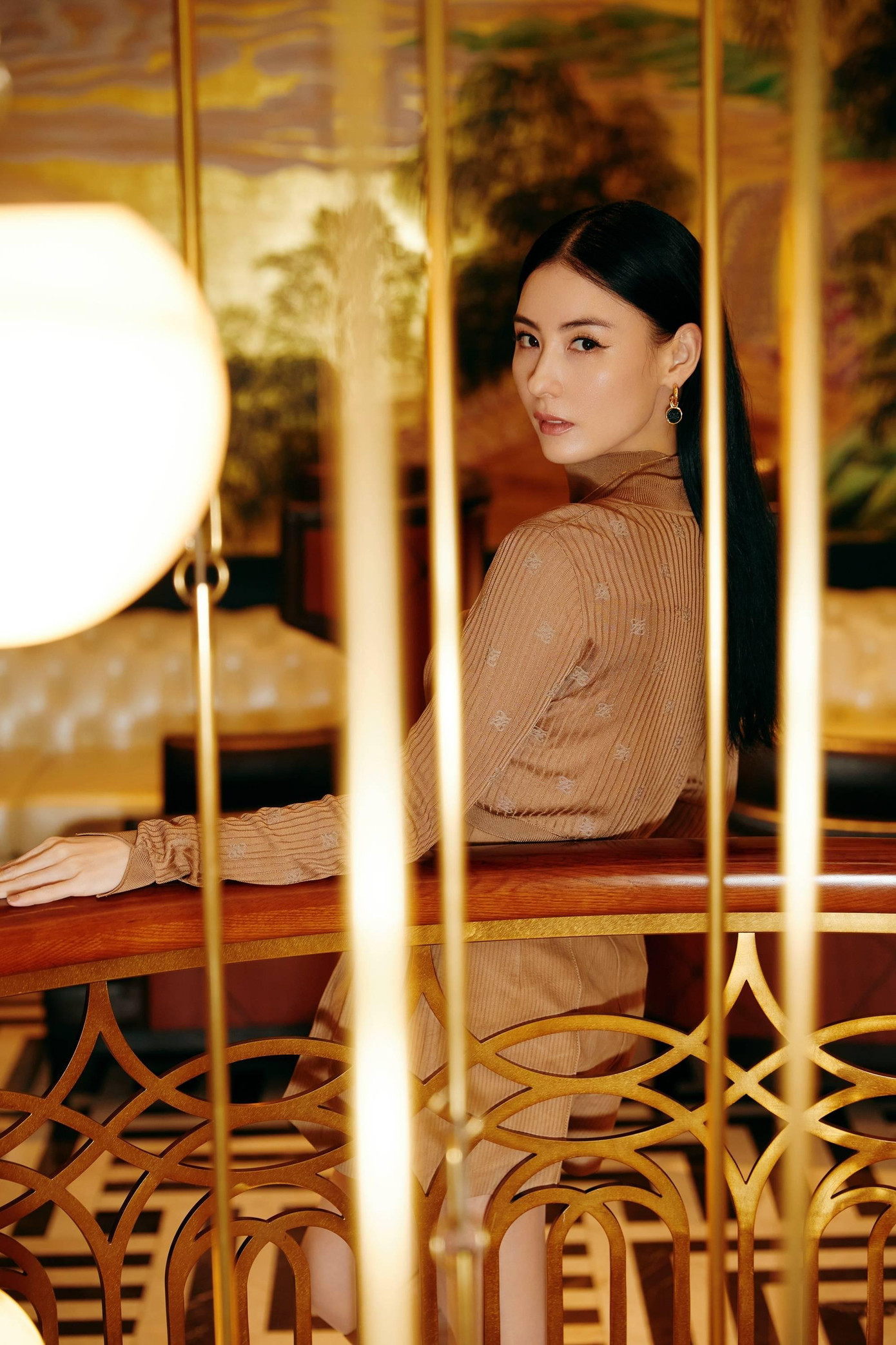 Sáng 1/9, studio của Trương Bá Chi đăng tải những bức hình cận cảnh nhan sắc nữ diễn viên trong bộ ảnh mới. Loạt ảnh của Trương Bá Chi được thực hiện theo phong cách thời trang thu - đông, lấy tông màu nâu làm chủ đạo. Sáng 1/9, studio của Trương Bá Chi đăng tải những bức hình cận cảnh nhan sắc nữ diễn viên trong bộ ảnh mới. Loạt ảnh của Trương Bá Chi được thực hiện theo phong cách thời trang thu - đông, lấy tông màu nâu làm chủ đạo.