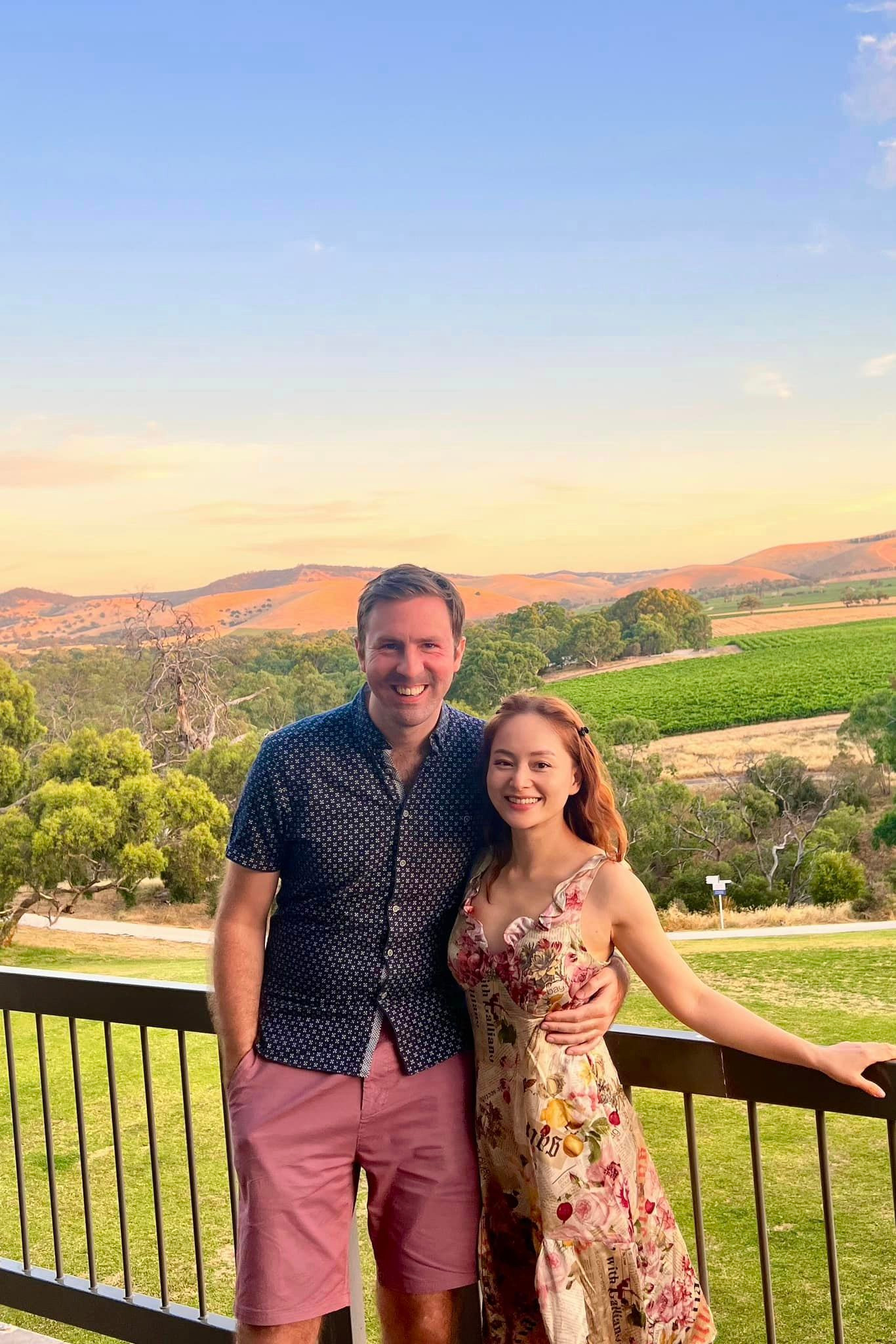 Chồng và Lan Phương gặp nhau vào tháng 7/2017 tại Hà Nội, khi cô đang quay phim Cả một đời ân oán. Cả hai gặp nhau lần đầu tại một nhà hàng. Ông xã ngoại quốc chủ động làm quen với Lan Phương.