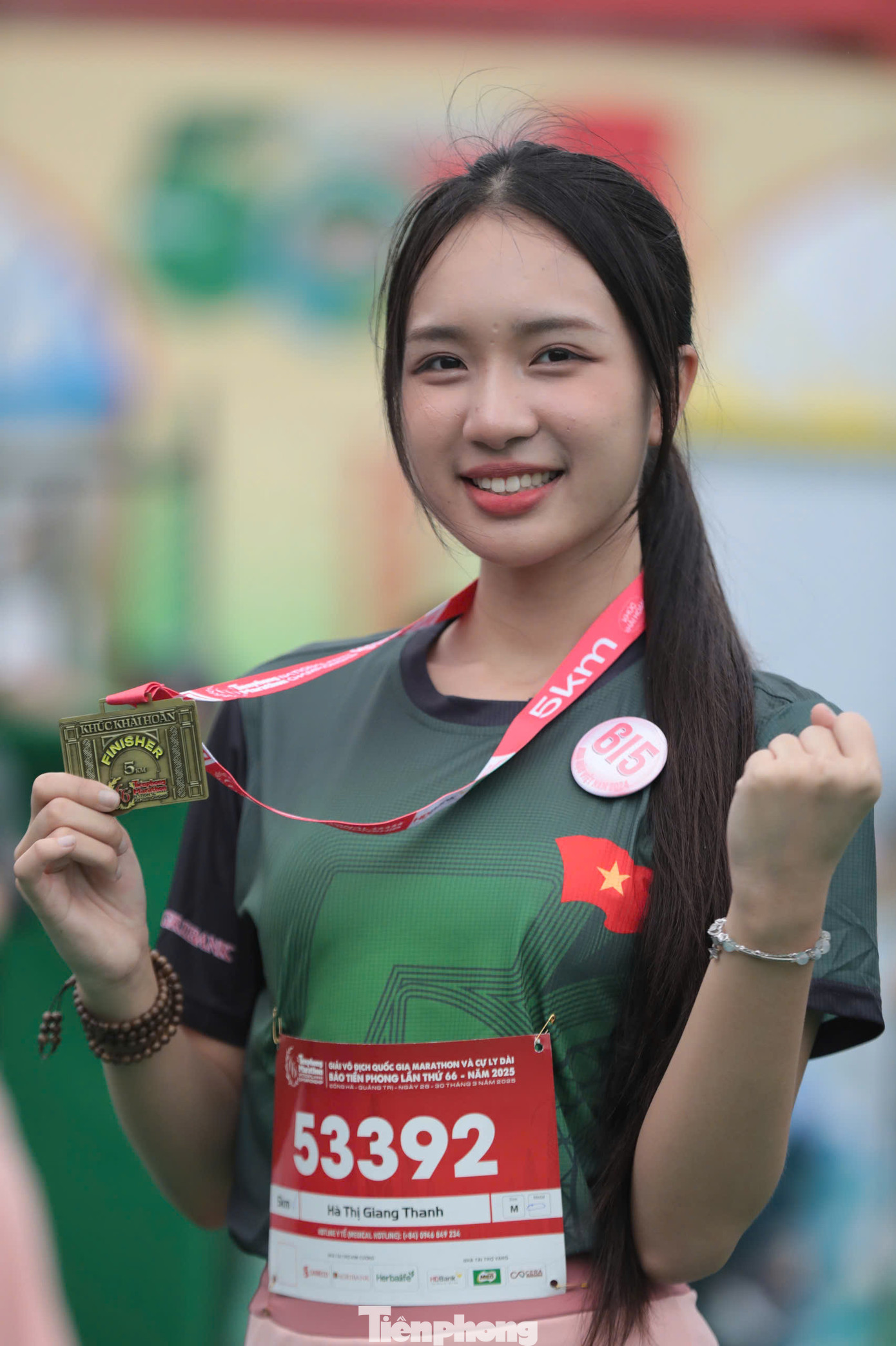 Thí sinh Hà Thu Trang (trái) và Hà Thị Giang Thanh khoe tấm huy chương sau khi hoàn thành cự ly chạy. Thí sinh Hà Thu Trang (trái) và Hà Thị Giang Thanh khoe tấm huy chương sau khi hoàn thành cự ly chạy.