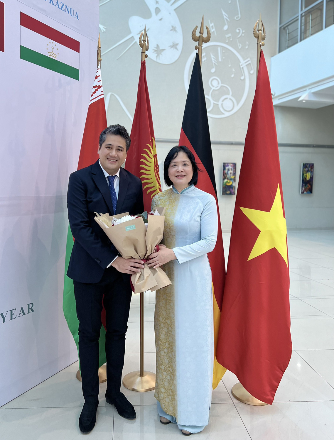 Đại sứ đặc mệnh toàn quyền Việt Nam tại Kazakhstan Phạm Thái Như Mai tặng hoa cho NSƯT Bùi Công Duy.