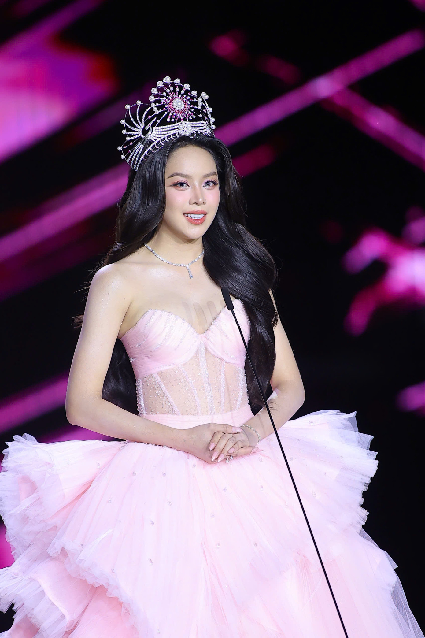 Hoa hậu Thanh Thủy cảm ơn ba mẹ vì đã lắng nghe, tin tưởng và tôn trọng mọi quyết định của cô trong cuộc sống. “Luôn học hỏi, chăm chỉ và khiêm tốn chính là hành trang mà ba mẹ đã dành cho Thủy trước mọi hành trình”, cô bày tỏ.