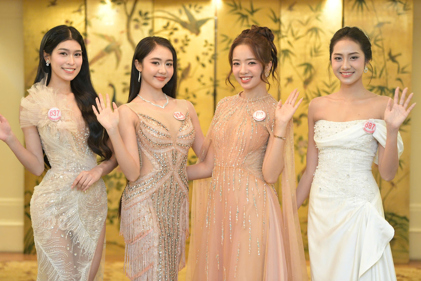 Các thí sinh Hoa hậu Việt Nam khoe nhan sắc tại họp báo chiều 13/6 tại TP Huế.