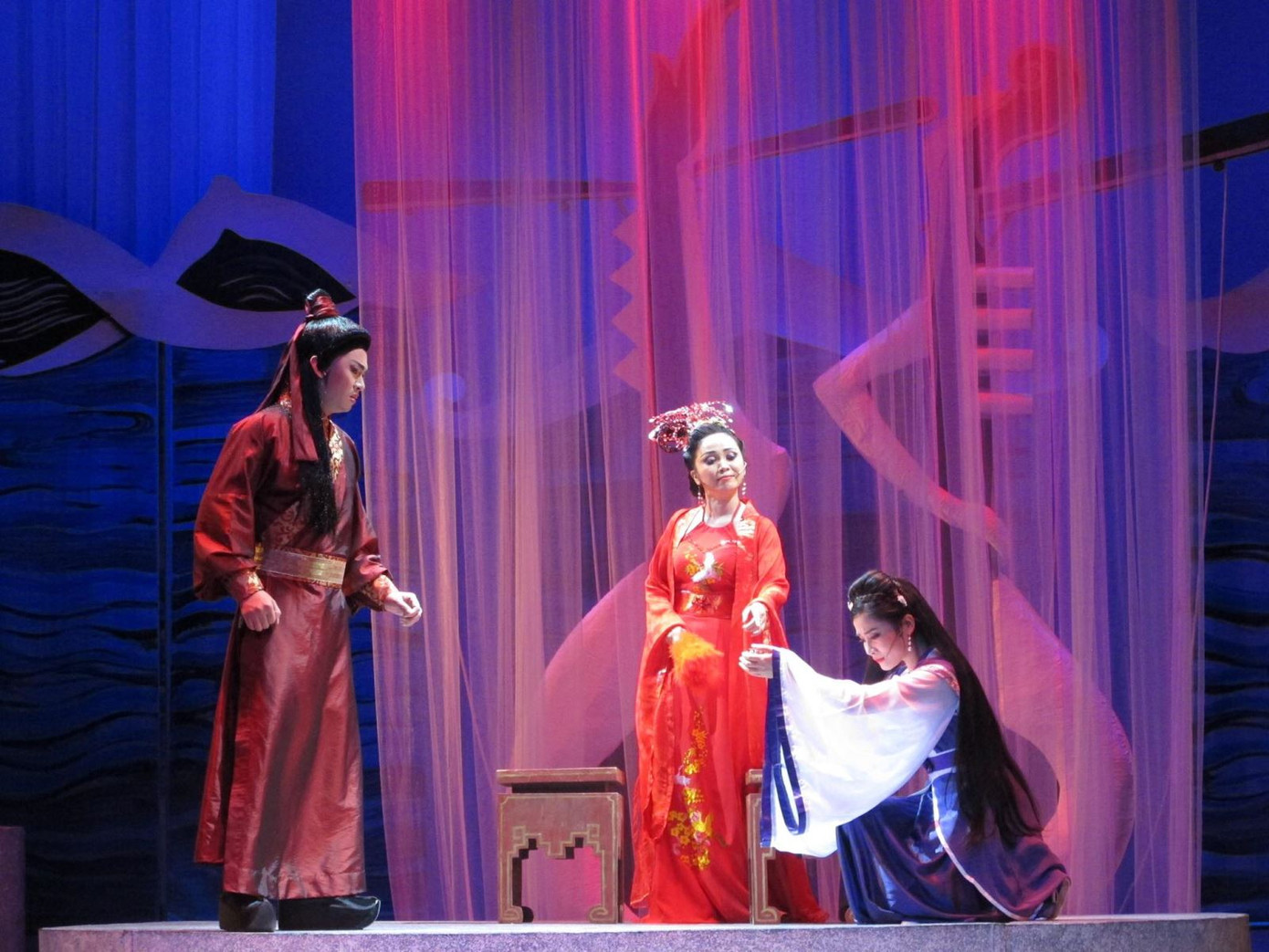 Vở Nguyễn cầm ca - Kiều của nhà văn Nguyễn Hiếu phối hợp với đạo diễn, NSND Hoàng Quỳnh Mai. Ảnh: FBNV. Vở Nguyễn cầm ca - Kiều của nhà văn Nguyễn Hiếu phối hợp với đạo diễn, NSND Hoàng Quỳnh Mai. Ảnh: FBNV.