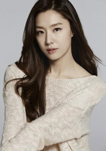 Seo Ji Hye sinh năm 1984 và bén duyên với truyền hình từ năm 2003 với những bộ phim như: "All in" hay "Marriage Story",...Nữ diễn viên sở hữu sắc vóc chuẩn mực với chiều cao 1m70, vòng eo thon gọn và nụ cười rạng rỡ