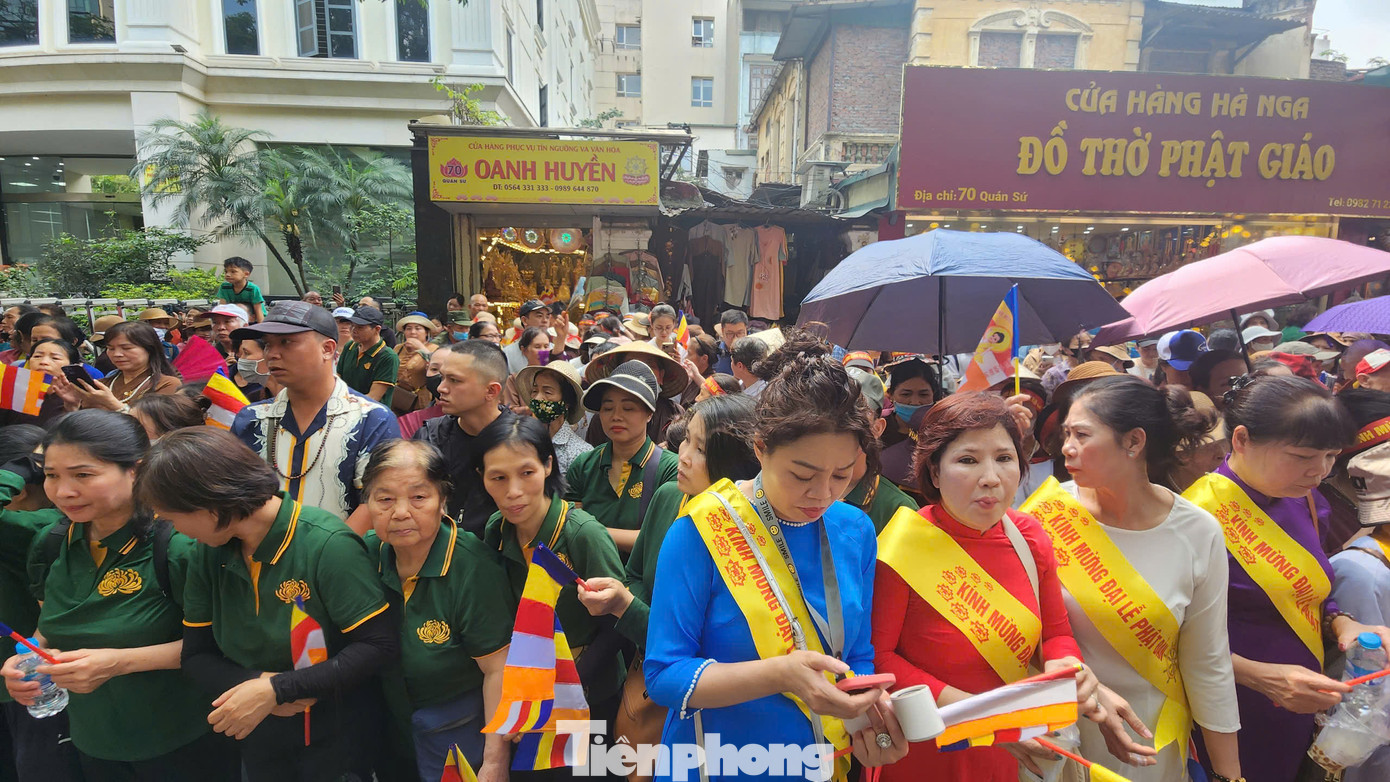 Từ đầu giờ chiều 13/5, người dân đứng kín cổng chùa Quán Sứ.