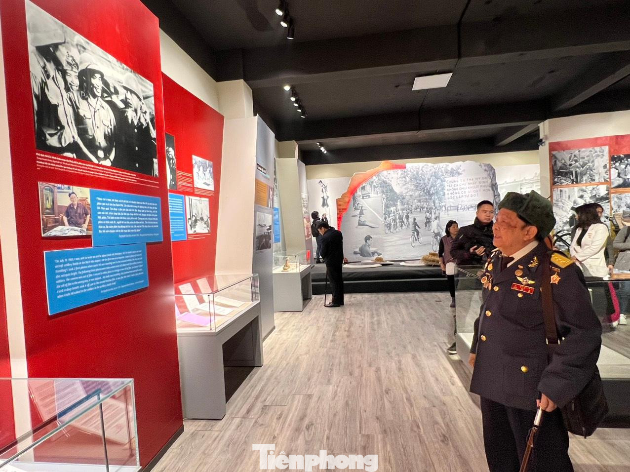 Đại tá Phạm Xuân Mai xúc động nhìn lại bức ảnh do chính ông chụp được trưng bày tại chuyên đề. Ngày 16/7/1965, trước khi Mỹ đưa B-52 ra miền Bắc, đại tá Phạm Xuân Mai chụp khoảnh khắc Bác Hồ tới thăm trận địa khẩu đội 6 pháo cao xạ tại sân bay Bạch Mai. Ông xúc động kể lại từng lời hỏi thăm của Bác và may mắn lưu lại khoảnh khắc Bác đội chiếc mũ sắt của chiến sĩ pháo cao xạ. "Đây là bức ảnh cuối cùng trong cuốn phim ngày 16/7 của tôi. Bằng linh cảm của một người lính, một phóng viên chiến trường, tôi biết Bác Hồ sẽ đội chiếc mũ sau khi hỏi thăm chiến sĩ và chớp nhanh khoảnh khắc ấy. Ra trận địa giữa ngày hè, Bác ân cần hỏi đại đội có nóng không, có mệt không", đại tá Xuân Mai kể. Ảnh: NGỌC ÁNH. Đại tá Phạm Xuân Mai xúc động nhìn lại bức ảnh do chính ông chụp được trưng bày tại chuyên đề. Ngày 16/7/1965, trước khi Mỹ đưa B-52 ra miền Bắc, đại tá Phạm Xuân Mai chụp khoảnh khắc Bác Hồ tới thăm trận địa khẩu đội 6 pháo cao xạ tại sân bay Bạch Mai. Ông xúc động kể lại từng lời hỏi thăm của Bác và may mắn lưu lại khoảnh khắc Bác đội chiếc mũ sắt của chiến sĩ pháo cao xạ. "Đây là bức ảnh cuối cùng trong cuốn phim ngày 16/7 của tôi. Bằng linh cảm của một người lính, một phóng viên chiến trường, tôi biết Bác Hồ sẽ đội chiếc mũ sau khi hỏi thăm chiến sĩ và chớp nhanh khoảnh khắc ấy. Ra trận địa giữa ngày hè, Bác ân cần hỏi đại đội có nóng không, có mệt không", đại tá Xuân Mai kể. Ảnh: NGỌC ÁNH.