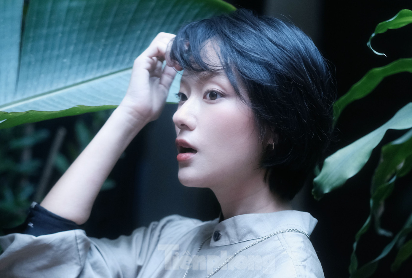 Để vào vai du kích, Hồ Thu Anh phải giảm 8-9 kg. Cô nói từng học muay Thái vài năm nên đã áp dụng cách giảm cân của vận động viên muay Thái. Trước khi bấm máy, Hồ Thu Anh nhờ huấn luyện viên thể lực đưa ra giáo trình ép cân nghiêm ngặt. Bố mẹ của Hồ Thu Anh cũng bất ngờ khi thấy tạo hình của cô trên phim.