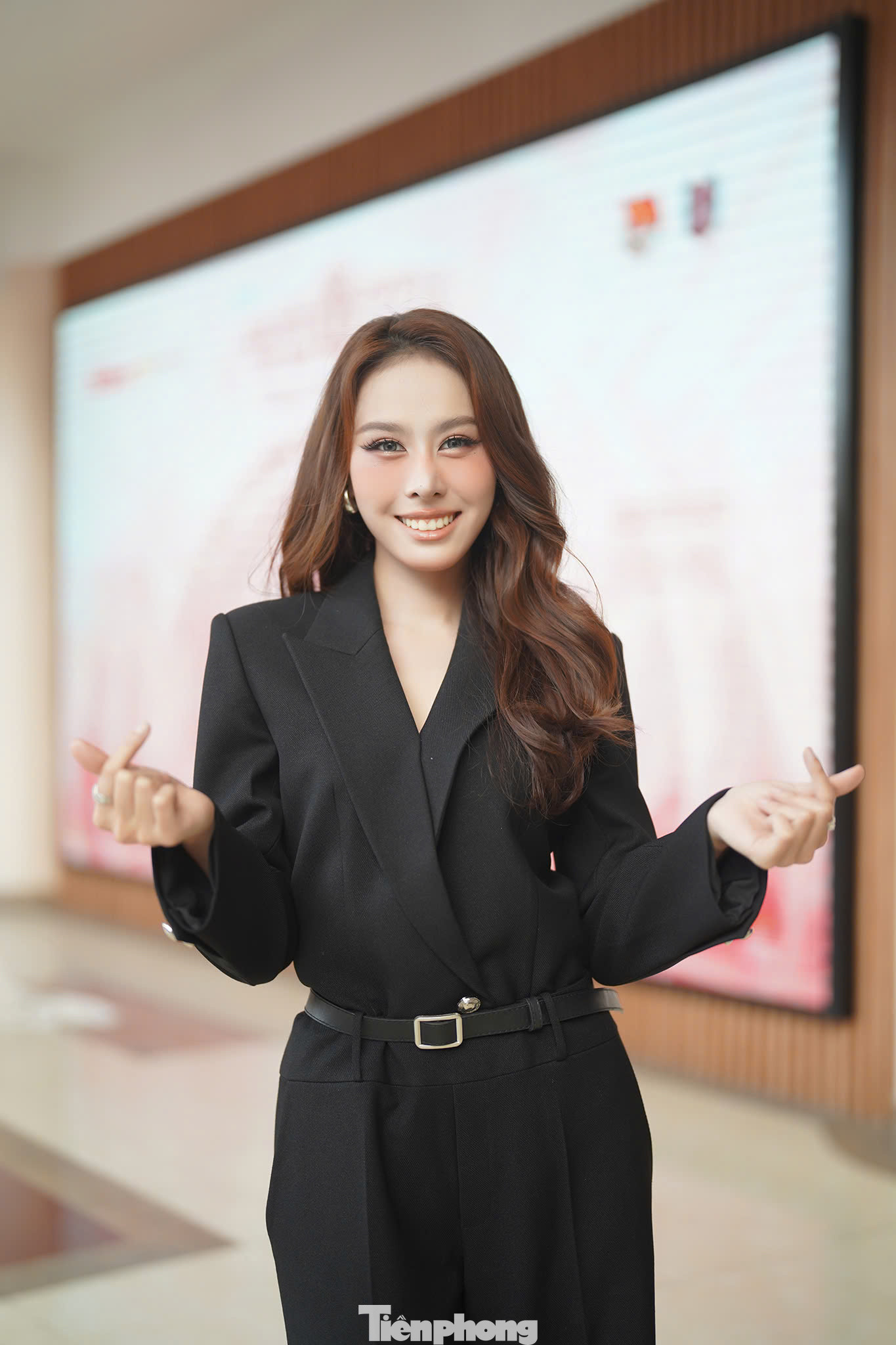 Á hậu Ngọc Hằng rạng rỡ chuẩn bị cho buổi tuyển sinh. Cô vừa giành ngôi á quân tại cuộc thi Bước nhảy Hoàn vũ.