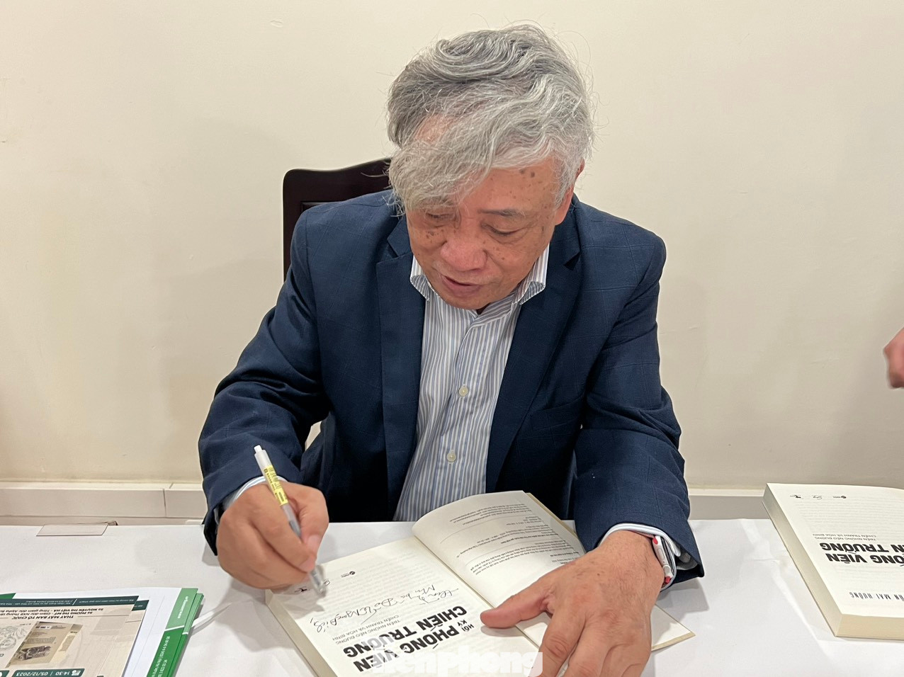 Tác giả Trần Mai Hưởng ký tặng sách trong lễ ra mắt.