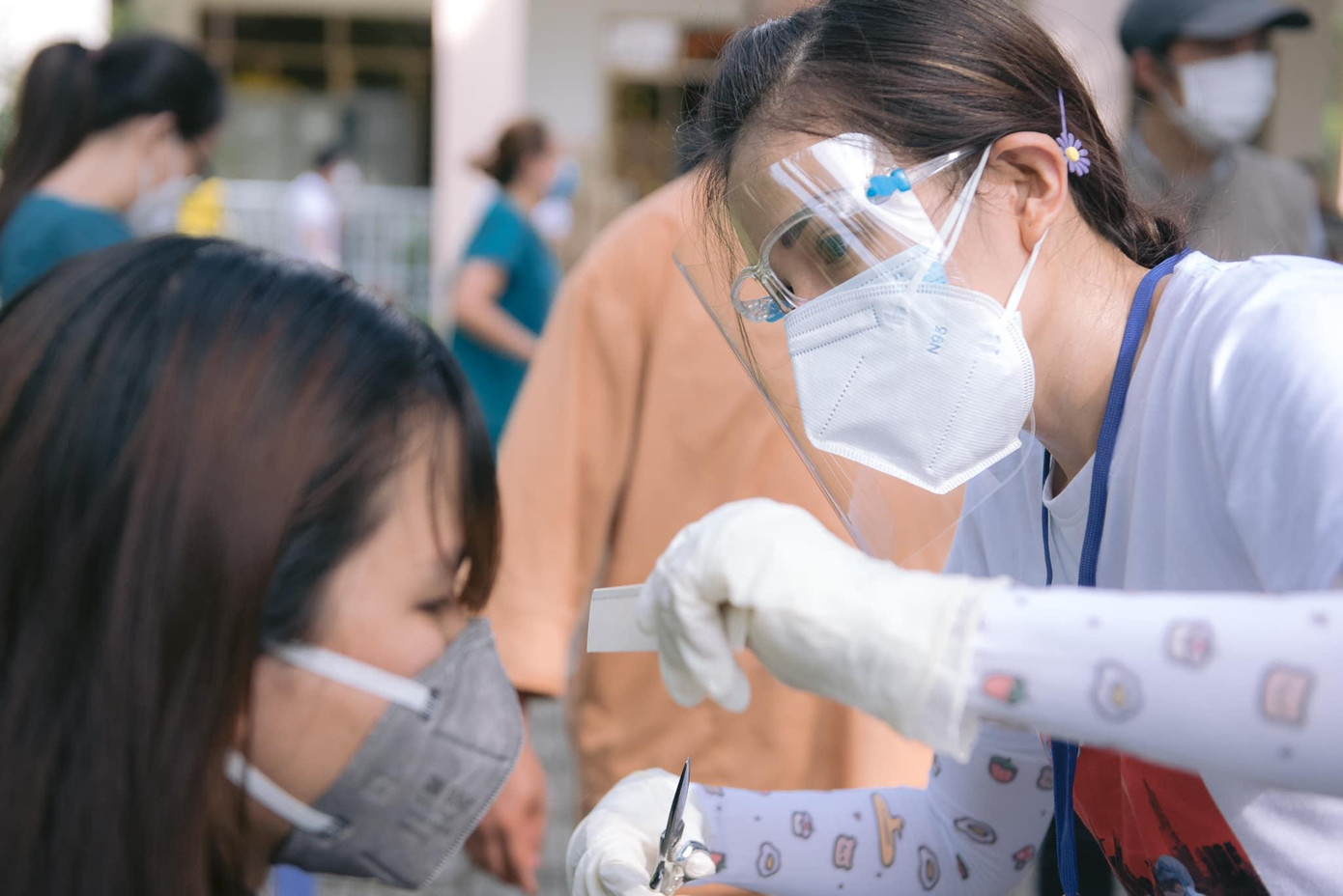 Chia sẻ trên trang cá nhân về công việc này, Khả Như cho biết: "Nhìn mớ tóc dài ai cũng đẹp đủ kiểu nhưng bị cắt ngang hết, mình xúc động thật sự! Mỗi lần cắt tóc xong cho một người, mình đều cảm ơn họ vì sự vất vả...và xin lỗi vì nếu tóc cắt chưa được đẹp như thợ." Chia sẻ trên trang cá nhân về công việc này, Khả Như cho biết: "Nhìn mớ tóc dài ai cũng đẹp đủ kiểu nhưng bị cắt ngang hết, mình xúc động thật sự! Mỗi lần cắt tóc xong cho một người, mình đều cảm ơn họ vì sự vất vả...và xin lỗi vì nếu tóc cắt chưa được đẹp như thợ."