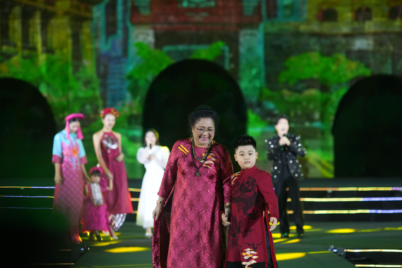 NSƯT Kim Xuyến trình diễn áo dài.