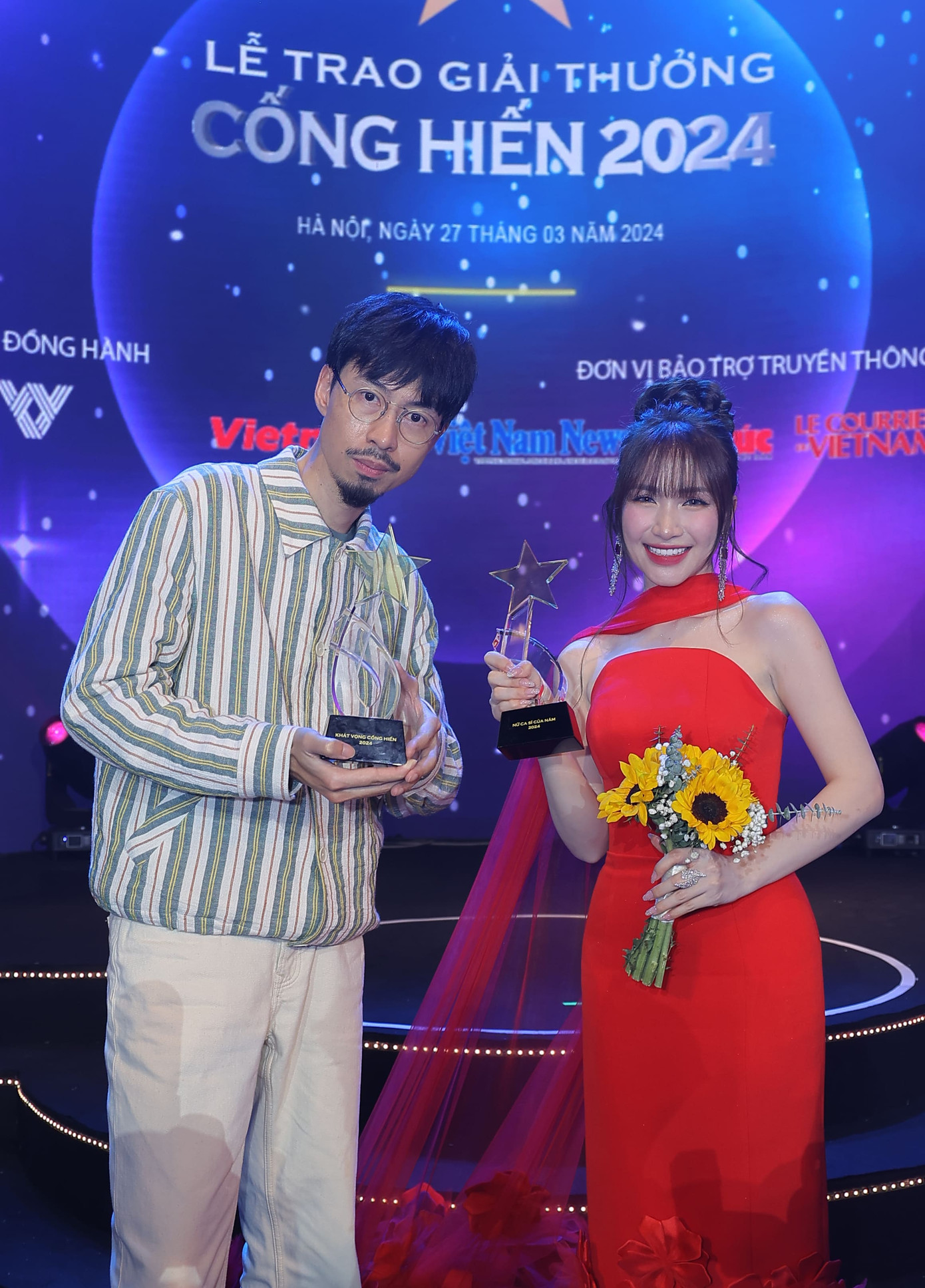 Hòa Minzy và Đen Vâu lưu lại kỷ niệm cùng chiếc cúp quý giá.